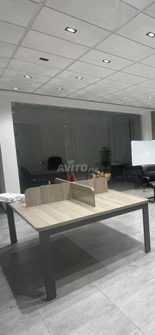 مكاتب احترافية وطاولة اجتماعات وكراسي