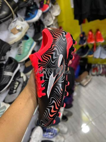 Crampons de Football Noir & Rouge Fluo – Neufs - 2