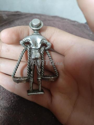 Petite statue représentant un homme portant une balance et à un prix raisonnable - 2