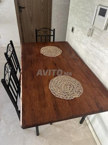 طاولة طعام أنيقة مع كراسي - 2