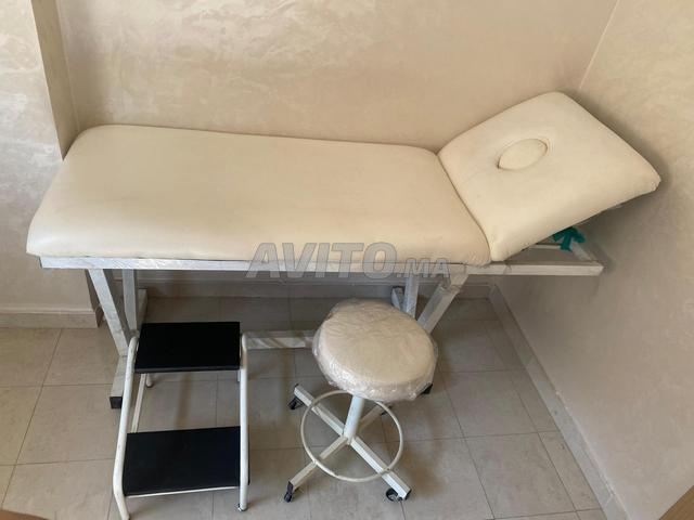 Lit médical avec chaise et repose-pieds