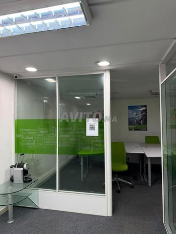 BUREAUX ET POSTE D'ACCUEIL EN TRÈS BON ÉTAT - 2