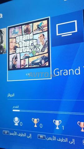 PS4 Slim à vendre avec manette et jeux variés - 2