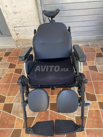 Fauteuil roulant médical confortable avec appui-tête et supports pour les jambes - 2