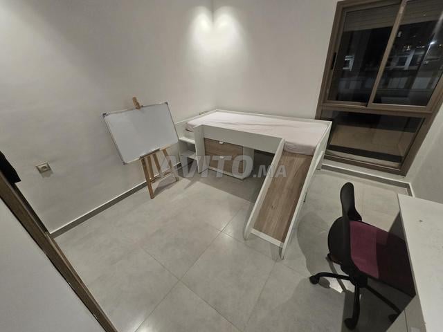 Lit pour enfant avec toboggan et bureau et chaise