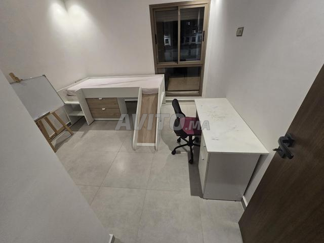 Lit pour enfant avec toboggan et bureau et chaise