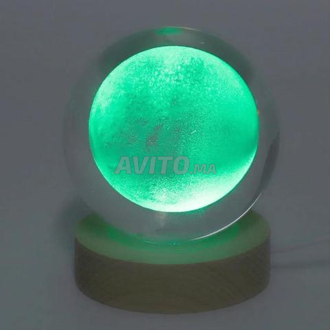 Veilleuse décorative boule de cristal 3D LED avec base en bois - 2