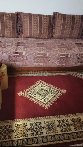 Petit salon avec tapis rouge - 2