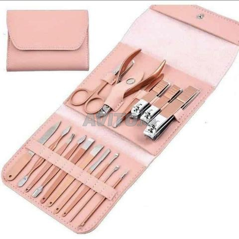 Manucure du dos pour le visage et les ongles - 2