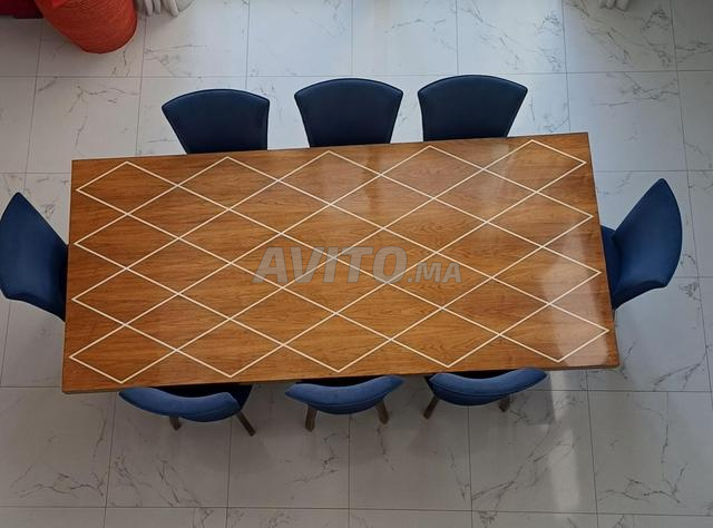 Table de salle à manger plus 8 chaises