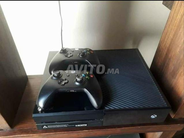 Xbox One avec deux manettes - 2
