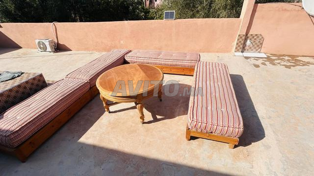 Salon marocain avec table ronde