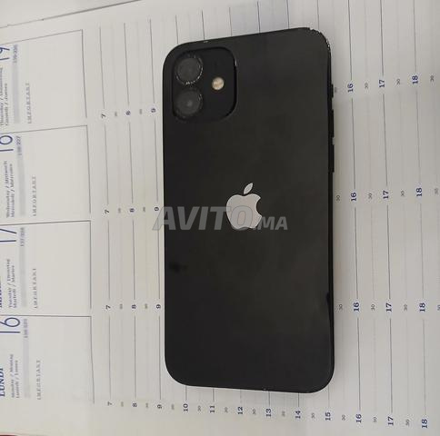 iPhone 12 en bon état - 2