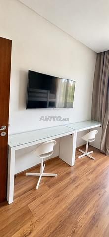 À VENDRE LOT DE 2 BUREAUX IKEA 2 CHAISES