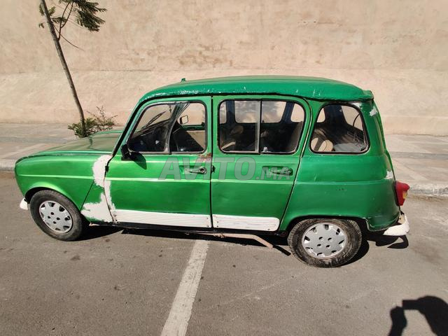 Voiture R4 en marche - 2