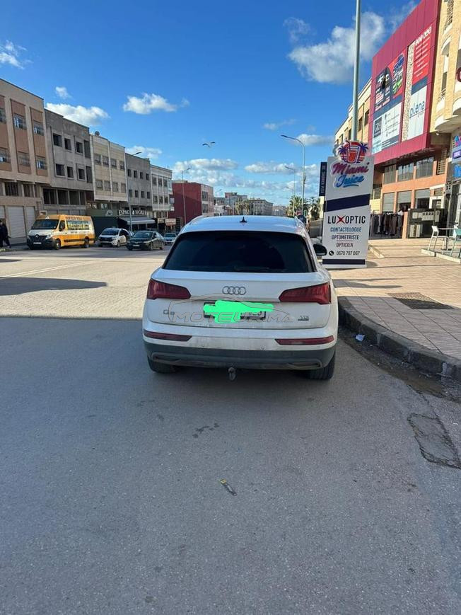 سيارة للبيع وبحالة جيدة 