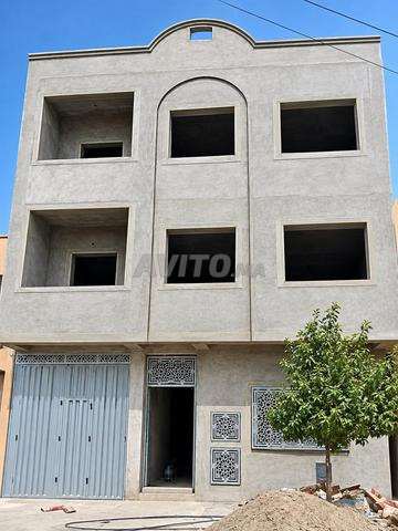 Maison noire à vendre titrée