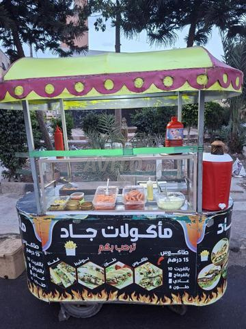 عربة مأكولات جاهزة للبيع