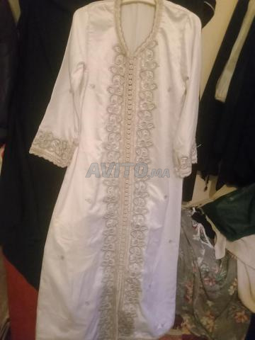 Caftan blanc brodé magnifique, encore neuf à un prix très attractif.