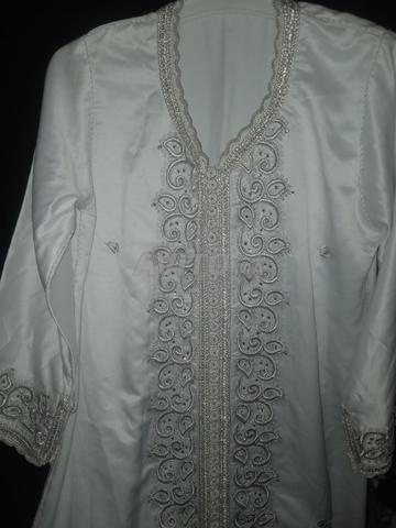 Caftan blanc brodé magnifique, encore neuf à un prix très attractif. - 2
