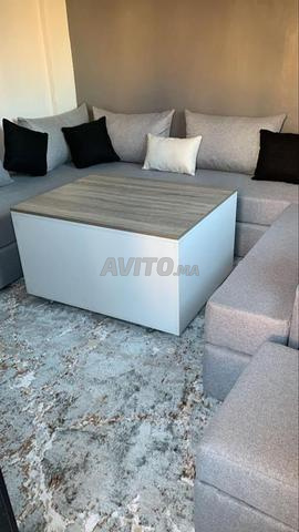 Salon moderne avec tapis et grande table de rangement