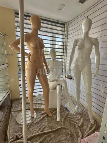 Mannequins de vitrine et présentoirs