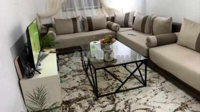 Grand salon élégant avec tapis design moderne