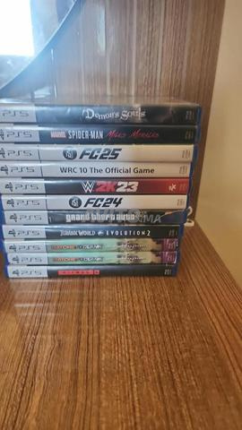 PS5 avec 2 manettes et 11 jeux CD - 2