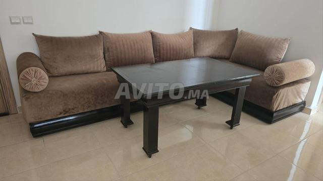 صالون على شكل حرف L 2.1 × 1.5 متر مع طاولة بحالة جيدة