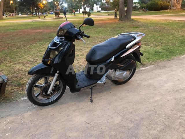 Moto Honda Keeway moteur 125 chaud sur la route
