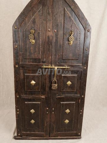 Ancienne porte en bois avec laiton authentique
