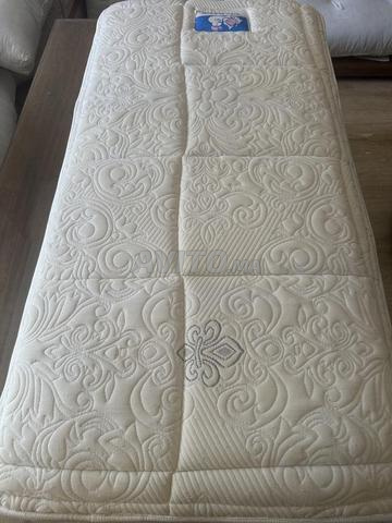 Matelas et canapé encore en bon état