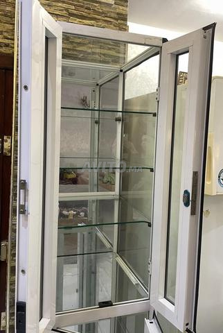 واجهة عرض احترافية بأرفف زجاجية - 2