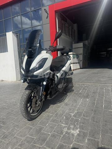 هوندا ADV 350 أبيض أسود - 2