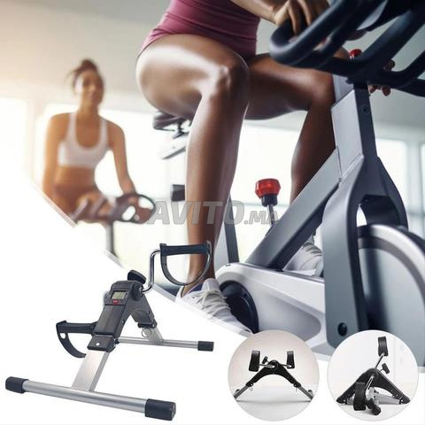 Petit vélo de sport pliable pour l'exercice à domicile.