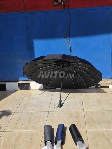 Parapluie noir pliable disponible à la vente. - 2
