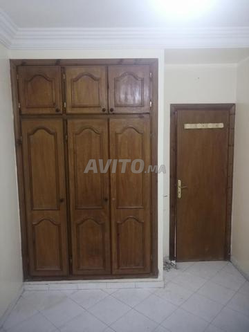 4 portes en bois et une armoire en bois