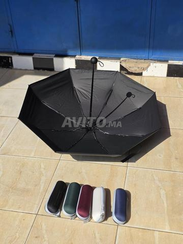 Parapluie noir élégant et pratique. - 2