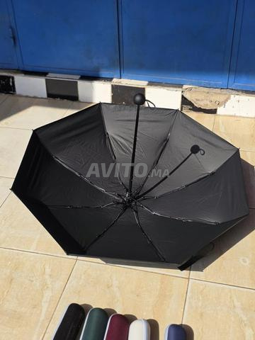 Parapluie noir élégant et pratique. - 2