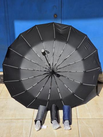 Parapluie noir élégant et pratique. - 2