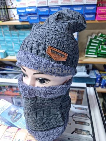 Je vous présente un élégant ensemble d'hiver composé d'un bonnet et d'une écharpe