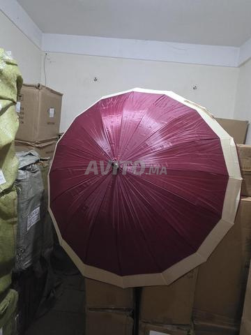 Parasols élégants disponibles en plusieurs couleurs. - 2