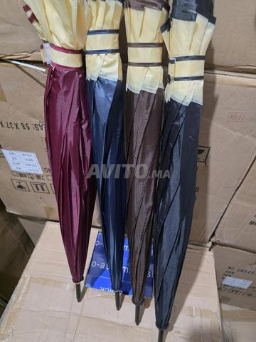 Parasols élégants et durables pour vous protéger du soleil et de la pluie.