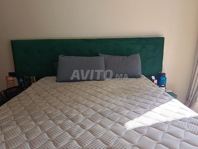 lit. tête de lit. matelas. 2 tables de chevet. commode