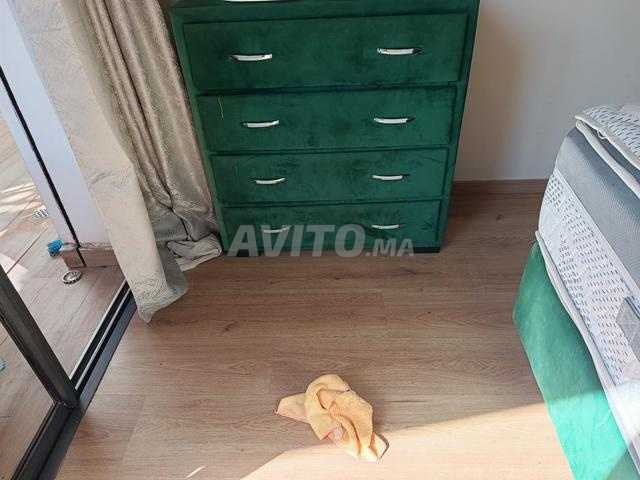 lit. tête de lit. matelas. 2 tables de chevet. commode