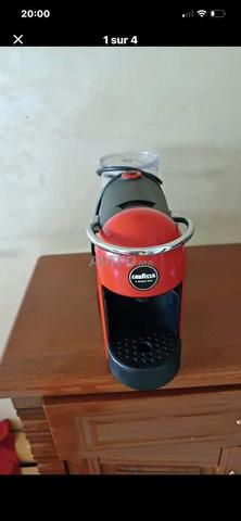 Machine à café Lavazza A Modo Mio rouge et noir, qui la veut est le bienvenu, contactez-moi.