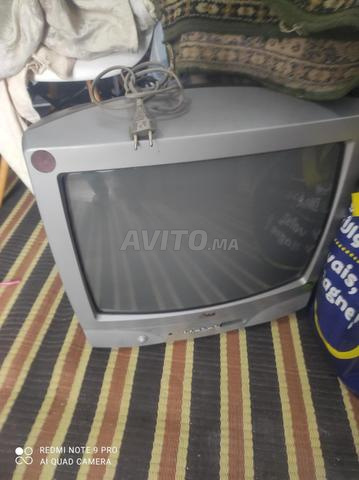 vieux tv à tube cathodique (CRT) de couleur grise