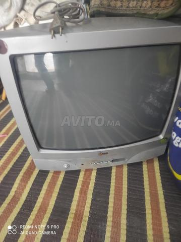 تلفزيون قديم بأنبوب كاثودي (CRT) باللون الرمادي - 2