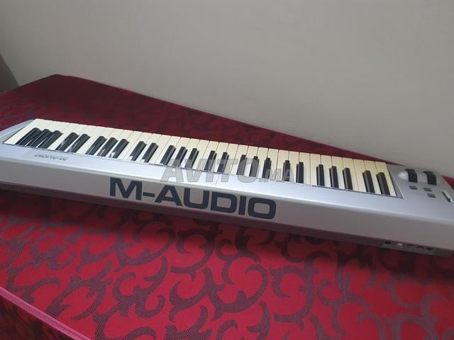 لوحة مفاتيح ميدي M-Audio 61 مفتاح