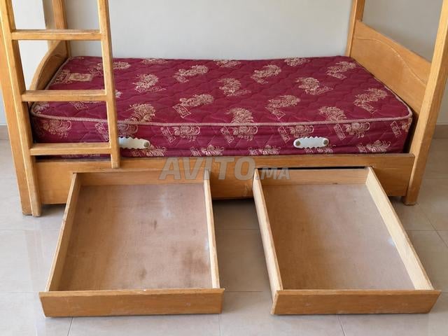 Lit superposé en bois avec deux matelas et tiroirs de rangement - 2